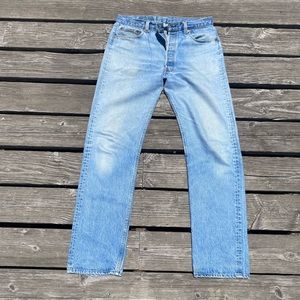 Levi’s 501 measures 34x33 100% cotton